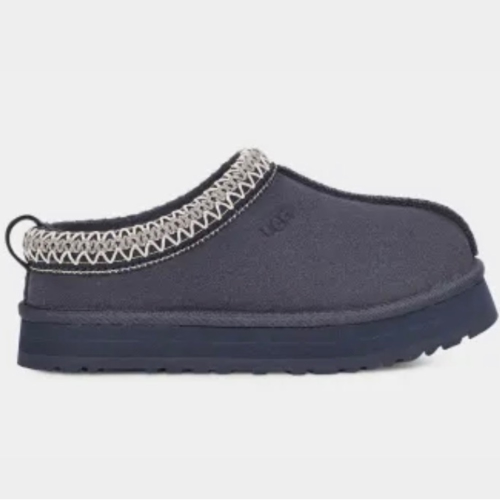 UGG Tazz big kids size 6/Women 8 in moon blue. No box, stains or tears. Worn 2X
